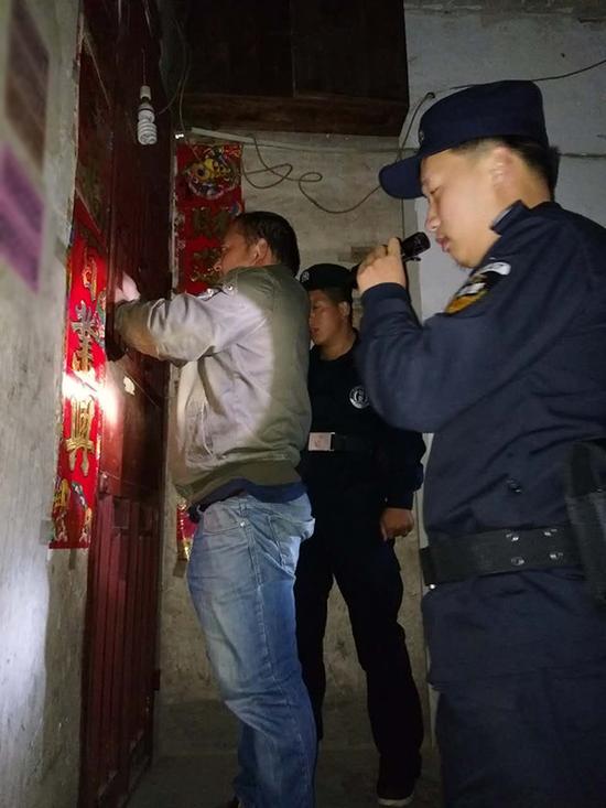 绥阳粗心妈妈误将幼女锁家中 民警全城寻开锁师傅开门